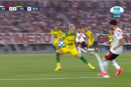 El supuesto penal de Mainero ni bien arrancó el partido