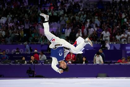 El surcoreano Taejoon Park celebra la conquista del oro en el taekwondo olímpico, en la categoría de los 58 kilogramos, el miércoles 7 de agosto de 2024, en París (AP Foto/Andrew Medichini)