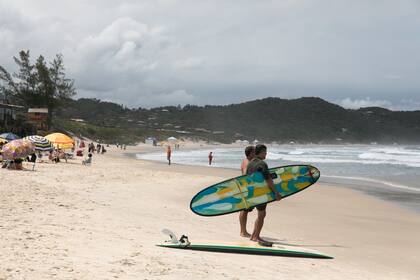 El surf es una de las razones del éxito de Praia do Rosa