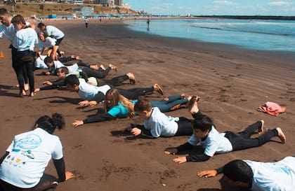 El surf les ayuda a estimular sus sentidos perceptivos, a generar una mayor interacción con el entorno y a elevar su autoestima.
