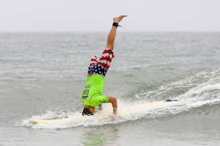 El surf, terapia para ex combatientes de Irak y Afganistán