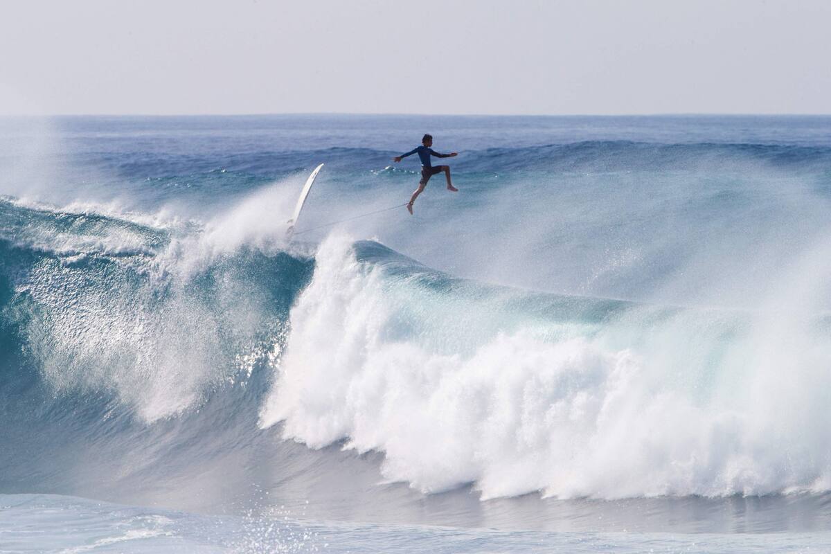 El surfer Balaram Stack, en la competencia de la especialidad en Oahu en Hawai