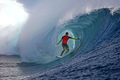 El surfista enfrenta las olas en Tahití