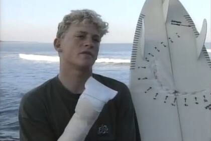 El surfista fue atacado por dos tiburones a los 15 años