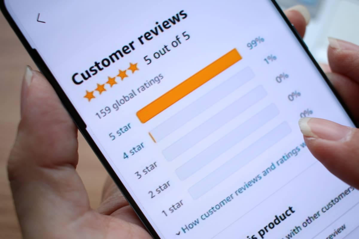 El surgimiento de herramientas de inteligencia artificial generativa que permiten producir eficientemente reseñas en línea novedosas y detalladas con casi ningún esfuerzo ha colocado a comerciantes, proveedores de servicios y consumidores en un territorio inexplorado, según grupos de vigilancia e investigadores