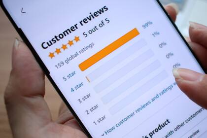 El surgimiento de herramientas de inteligencia artificial generativa que permiten producir eficientemente reseñas en línea novedosas y detalladas con casi ningún esfuerzo ha colocado a comerciantes, proveedores de servicios y consumidores en un territorio inexplorado, según grupos de vigilancia e investigadores