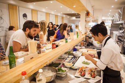 El sushi es surtido pero con una particularidad: no hacen rolls, solo niguiris y sashimis.