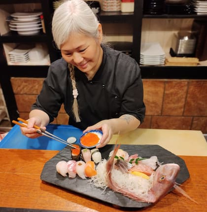 "El sushi nos enseña una gran lección de humildad. Cuanto menos ingredientes tiene mas dificil es hacerlo bien”, explica la itamae Alejandra Kano