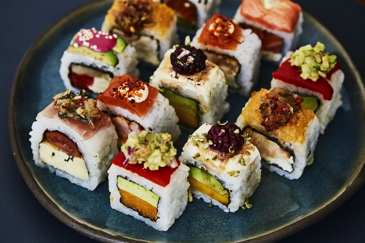 El sushi pasó de ser una excentricidad importada a convertirse en un habitual de las mesas porteñas, desde el delivery hasta las barras de omakase donde cada pieza es un ritual (Siete Mares)