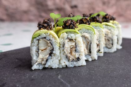 El sushi plant based de Raíz utiliza muchos insumos de estación y de productores locales.