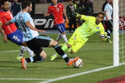 El susto de Bravo antes de que la pelota de Higuaín salga desviada