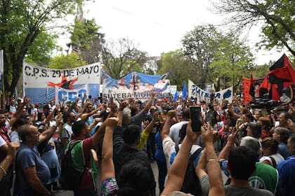 El Suteba y otros gremios se movilizaron frente a los tribunales de Mercedes este martes, al dictarse sentencia por la explosión de la escuela 49, de Moreno