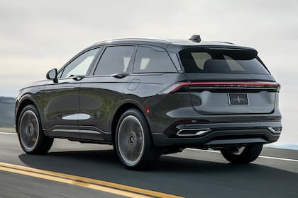 El SUV Lincoln Nautilus trae llantas tipo turbina y luces traseras lineales