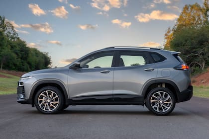 El SUV mide 4304 mm de largo, 1791 mm de ancho de carrocería y alcanza 1624 mm de alto con barras de techo