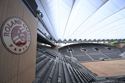 El Suzanne-Lenglen, el segundo estadio en importancia de Roland Garros, luciendo el nuevo techo retráctil que será inaugurado el mes próximo, durante la nueva edición del Grand Slam parisino