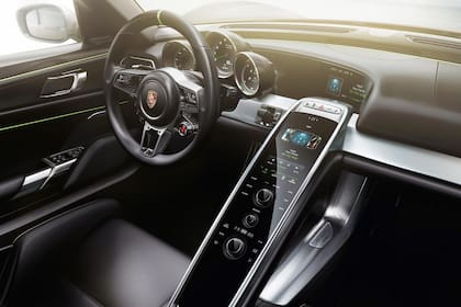El tablero central del Porsche 918 Spyder está dominado por una gran pantalla táctil, pero en Stuttgart no se olvidan de las perillas y los botones