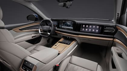 El tablero combina el instrumental Audi Virtual Cockpit con una pantalla táctil central OLED curvada y suma una pantalla específica para el acompañante
