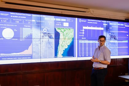 El tablero presenta la información de manera interactiva, permitiendo a los usuarios autorizados navegar por diferentes criterios, como región, grupo etario, casos confirmados o sospechosos, entre otros