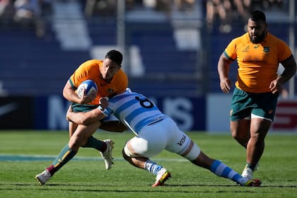 El tackle de Pablo Matera sobre Lalakai Foketi; el argentino tuvo una actuación determinante