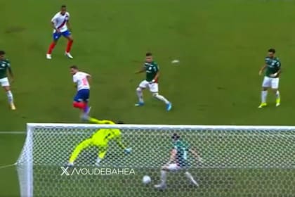 El taco de Everton Ribeiro, el 10 de Bahía, será despejado en la línea de su arco por Giay, lateral derecho de Palmeiras