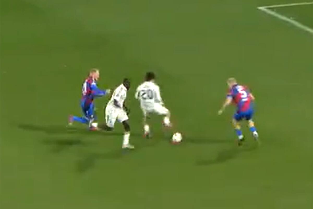 El taco de Vicente Taborda dejará en soledad a su compañero Andrews Tetteh para el gol de Panathinaikos, que avanzó a octavos de final de la Europa League en los penales