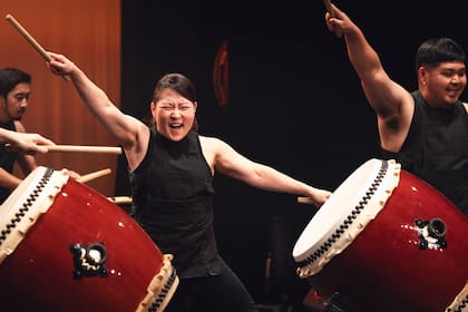 El taiko tiene sus raíces en una tradición de varios siglos, aunque su desarrollo como espectáculo de conjunto comenzó a consolidarse en Japón durante la década de 1950