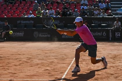 El taiwanés Chun-Hsin Tseng pega su revés de dos manos en el duelo contra Mena