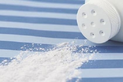 El talco es un gran aliado para evitar las manchas de humedad en la gamuza