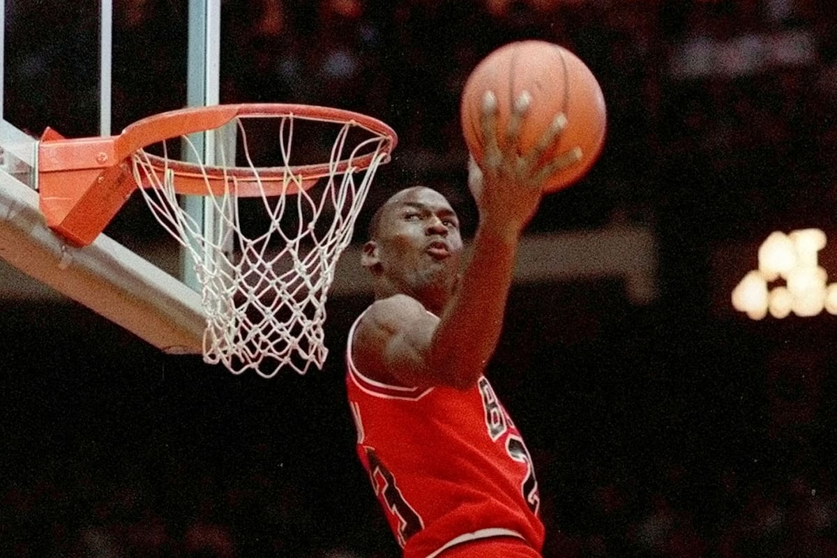 El talento de Jordan para atacar el aro nunca estuvo más completo que en el Slam Dunk Contest de 1988 contra Dominique Wilkins de Atlanta.