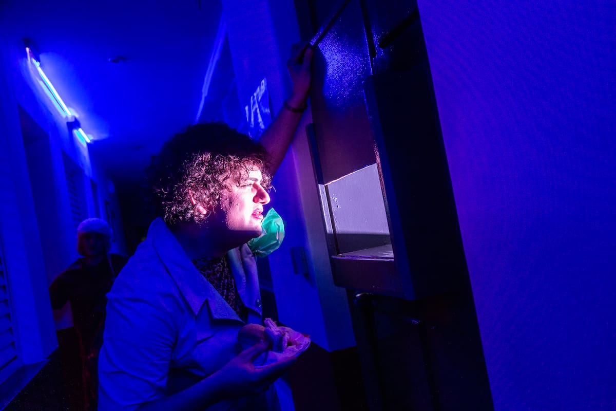 El talentoso actor Mariano Saborido en el papel de una empleadas de limpieza del lugar, en uno de los pasillos del albergue transitorio en donde se realiza Telo, una creación curada por Jorge Eiro y Zoilo Garcés