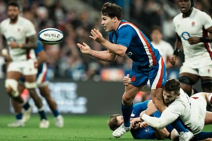 El talentoso apertura Antoine Dupont fue figura y liquidó el partido con un try que coronó una buena maniobra grupal, en primera instancia, e individual, después.