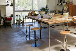 Industrial y luminoso: visitamos el taller de la ceramista Karina Contini