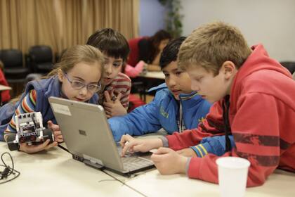 El taller de robótica del ITBA es gratis y se dicta desde 2016; está orientado a chicos y chicas de 8 a 10 años, y fue reconocido por la ONU como uno de los 5 mejores del mundo en su rubro