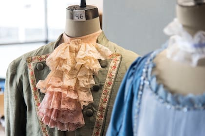El taller de sastrería del Teatro San Martín confecciona todo tipo de prendas, desde trajes de época hasta sombreros y más
