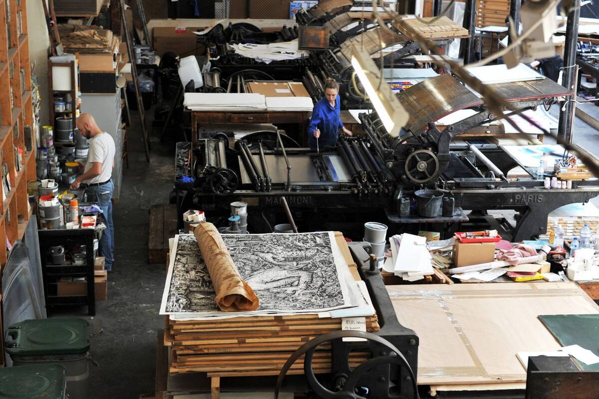 El taller donde imprimían obras Chagall, Miró o Dalí sigue activo en un rincón del barrio