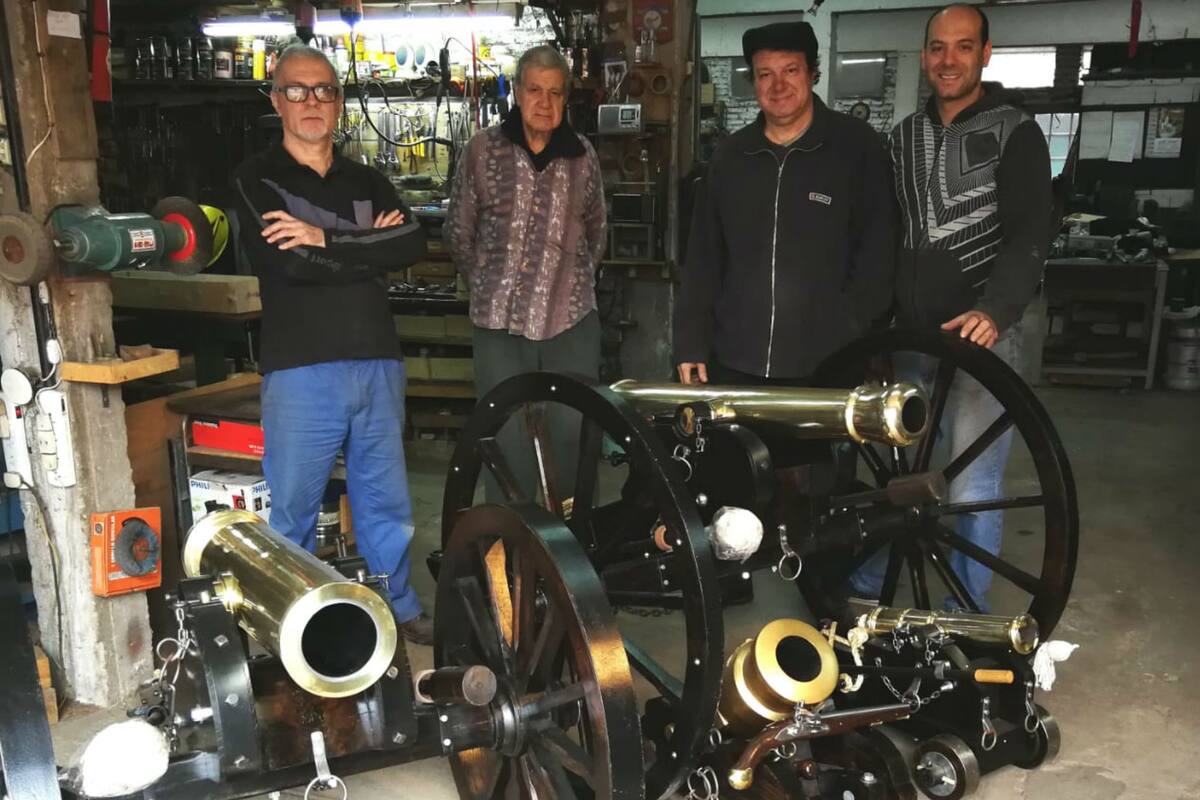 El Taller Osvaldo Gatto una pyme familiar que se dedica a fabricar réplicas de cañones, dagas, puñales y pistolas antiguas.