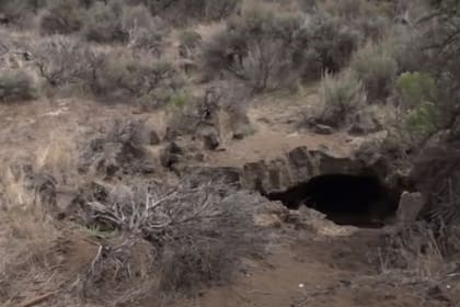 El tamaño de la boca de la cueva despista. Dentro de ella, se despliega un enorme tubo de lava con una extensión de varios metros