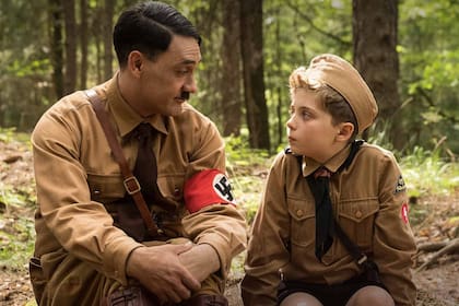 El también director Taika Waititi y Roman Griffin Davis en Jojo Rabbit