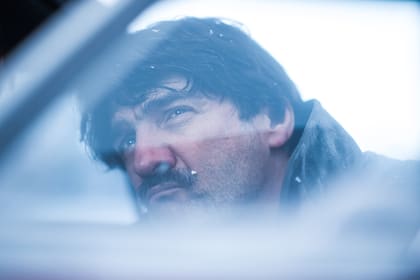 El Tano Favalli, personaje de la serie El Eternauta, mira al cielo y se pregunta por el origen de la nieve tóxica