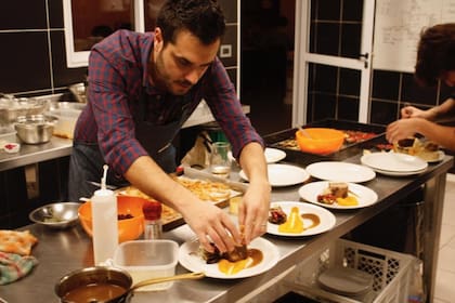 El Tano preparando los platos de "Meal Catering"