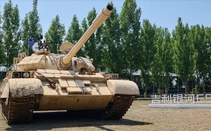 El tanque de guerra ZTZ-59D pesa 36 toneladas y su peso es 1,8 superior a lo que exige las leyes chinas para este tipo de pruebas