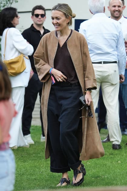 El tapado de gamuza
(de Zara) de estilo
bohemio que usó
Marta se
agotó. Completó el
look con pantalones
baggy y sandalias de
cuero con tachas.