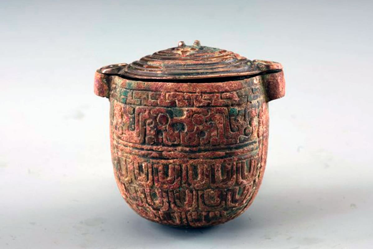 El tarro de bronce todavía estaba sellado cuando los investigadores lo desenterraron en el sitio arqueológico de Liujiawa, en el norte de China