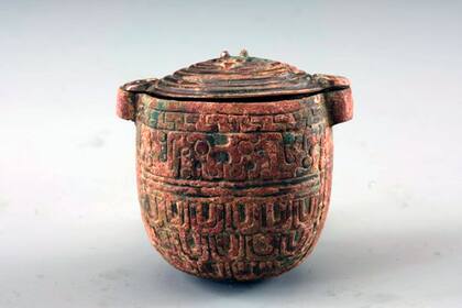 El tarro de bronce todavía estaba sellado cuando los investigadores lo desenterraron en el sitio arqueológico de Liujiawa, en el norte de China