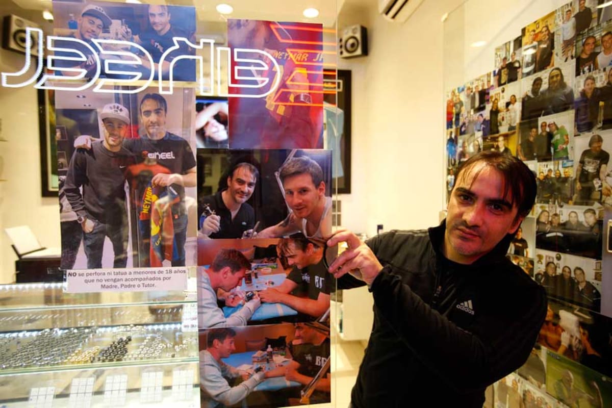 El tatuador de Messi, en su local marplatense