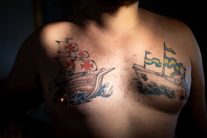 El tatuaje de Diego Román: una carabela, símbolo tradicional de Vasco da Gama, y un barco con los colores de Boca