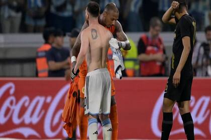 El tatuaje de Messi en la espalda llamó la atención (Créditos: Juan Mabromata, agencia AFP)