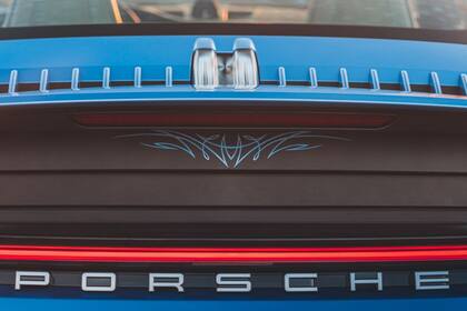 El "tatuaje" de Sally, justo por arriba del logo de Porsche