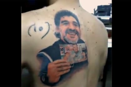 El tatuaje que se hizo el padre de "Mara" y "Dona" en homenaje a Diego Maradona