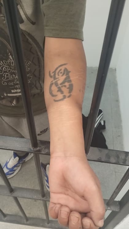El tatuaje que tiene el acusado y fue cotejado con los que constaban en la base de datos de las fuerzas de seguridad.